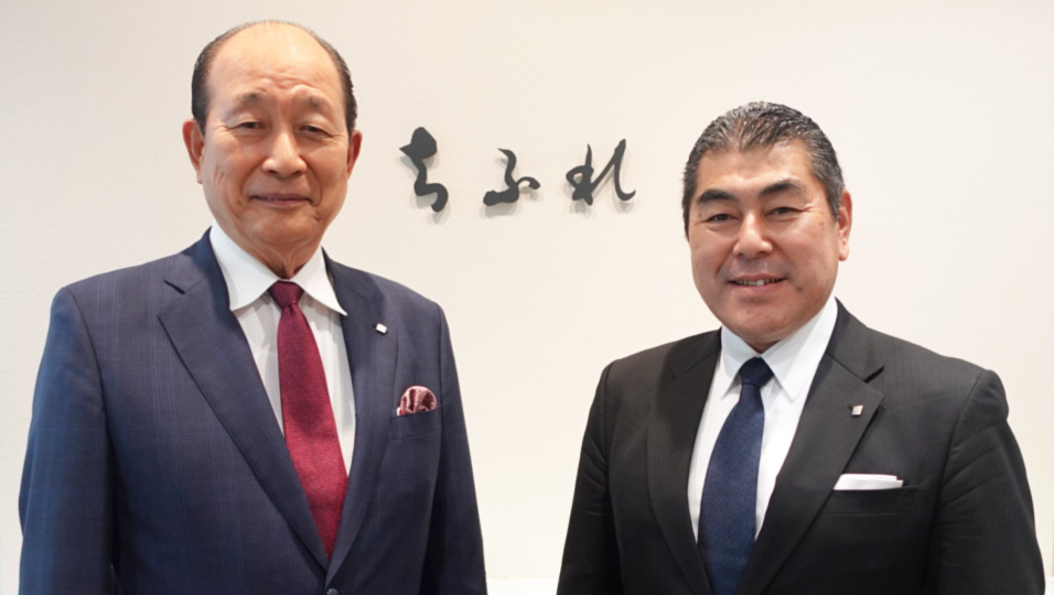 写真左：代表取締役CEO 片岡、写真右：代表取締役社長COO 中村 が並んでいる写真